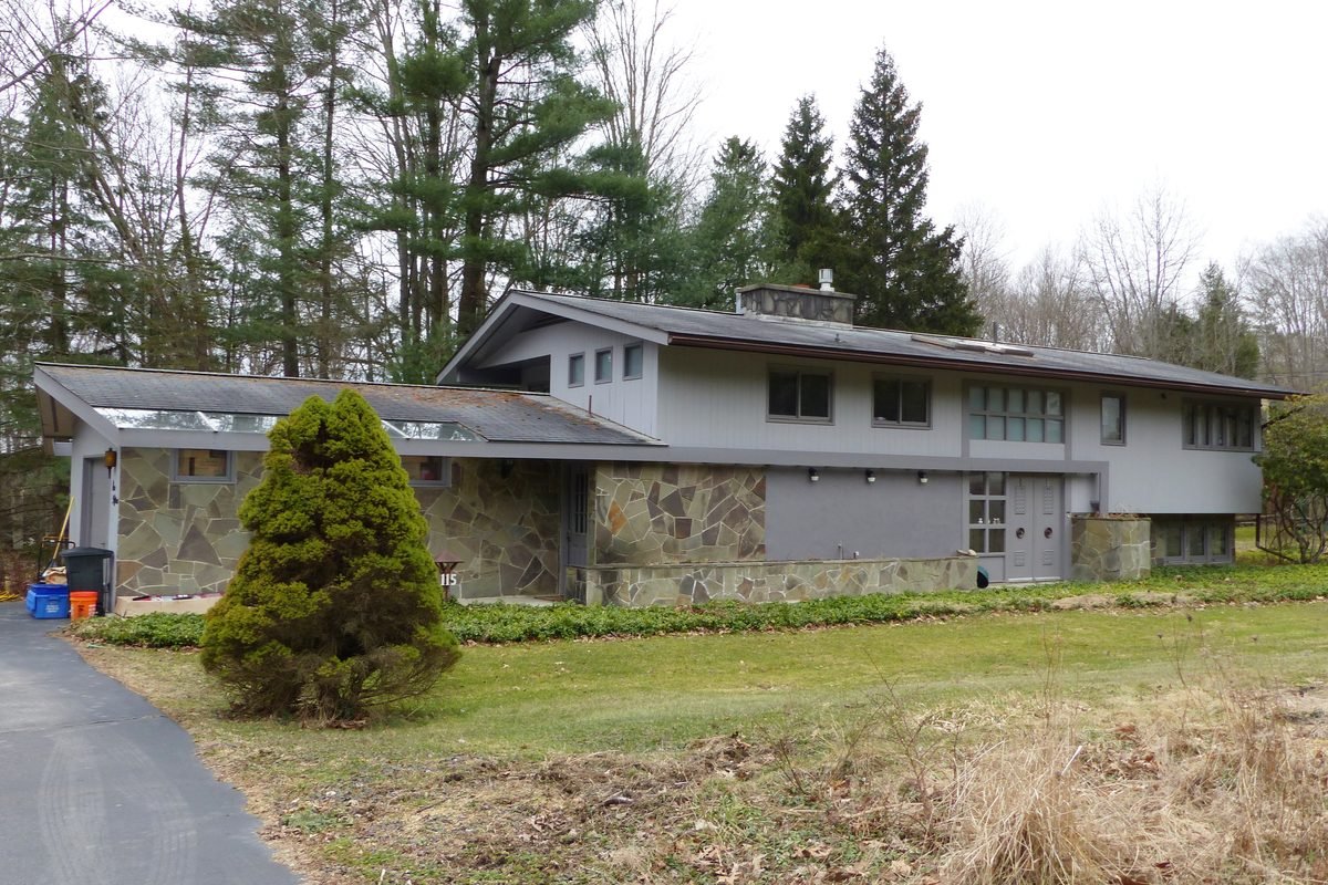 Contemporary Houses in Gang Mills 02